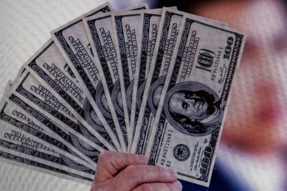 Gráfico de la caída del dólar en Colombia hasta $3.663 con análisis de inflación en EE.UU. y su impacto en el peso colombiano