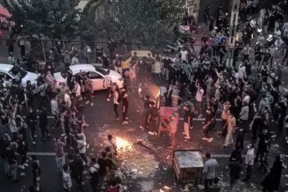 Multitud en Teherán coreando consignas contra la República Islámica durante protestas por crisis económica y represión