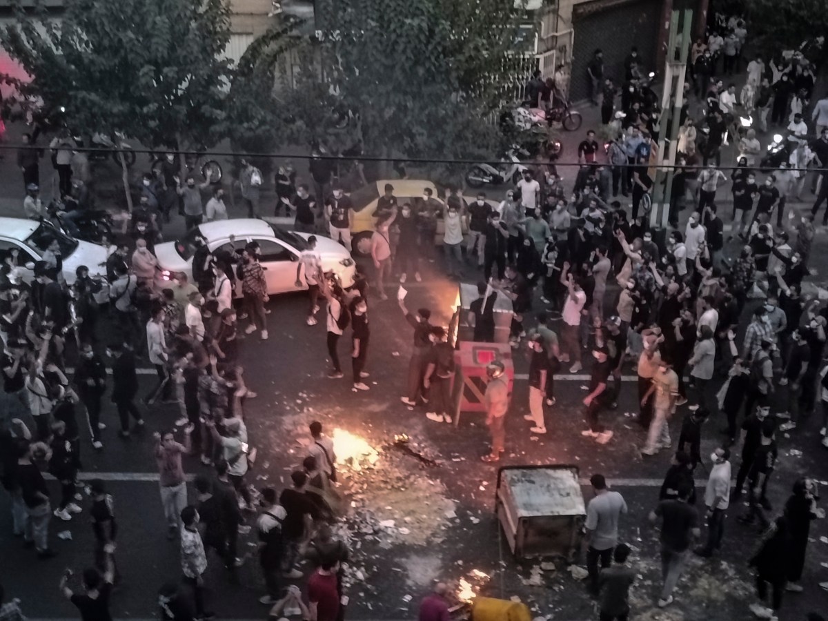 Multitud en Teherán coreando consignas contra la República Islámica durante protestas por crisis económica y represión