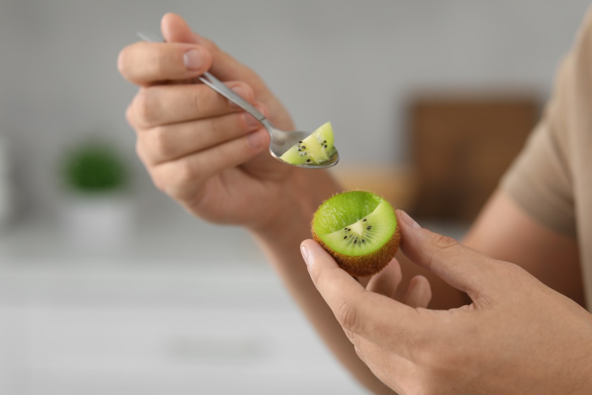Rodajas de kiwi verde y dorado con piel comestible, mostrando su pulpa jugosa y semillas negras, fuente natural de vitamina C y fibra para piel y digestión