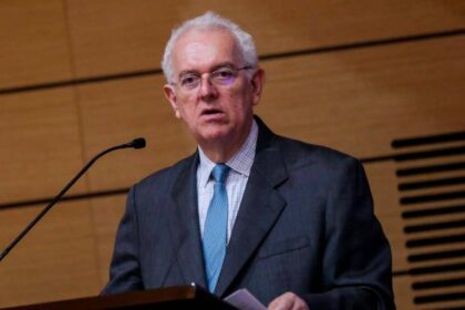 Exministro José Antonio Ocampo analiza en una mesa de debate los factores externos que impulsan la reactivación económica en Colombia sin políticas del Gobierno