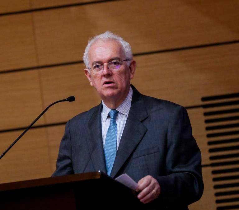 Exministro José Antonio Ocampo analiza en una mesa de debate los factores externos que impulsan la reactivación económica en Colombia sin políticas del Gobierno