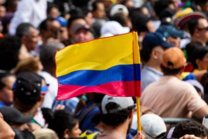 Gráfico de inversión privada en Colombia 2026 mostrando caída al 17,5% del PIB y proyecciones de recuperación con sectores resilientes