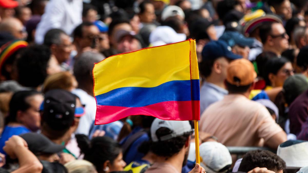 Gráfico de inversión privada en Colombia 2026 mostrando caída al 17,5% del PIB y proyecciones de recuperación con sectores resilientes