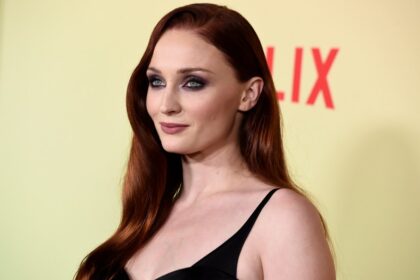Sophie Turner caracterizada como Lara Croft en la primera imagen oficial de la serie de Tomb Raider, con look feroz y estilo icónico