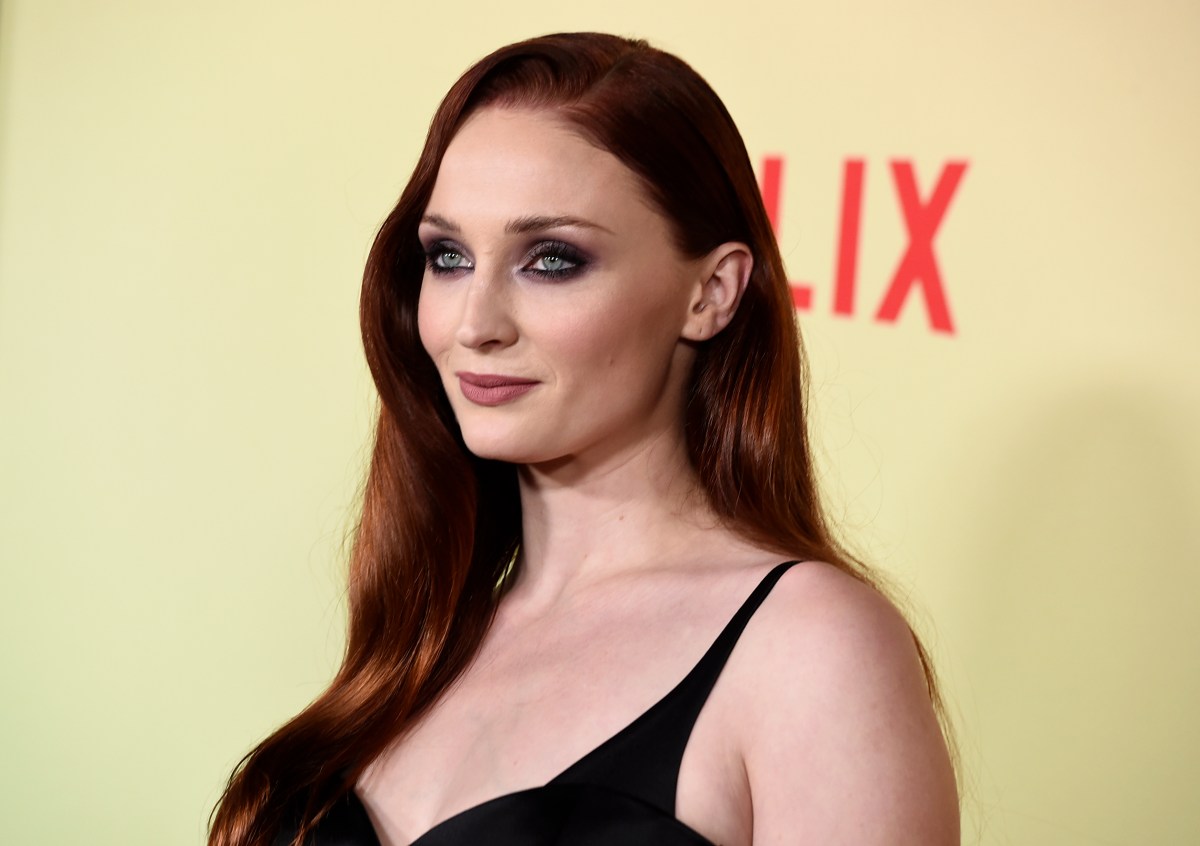 Sophie Turner caracterizada como Lara Croft en la primera imagen oficial de la serie de Tomb Raider, con look feroz y estilo icónico