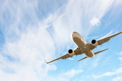 Fragmentos metálicos de un cohete en caída libre cerca de una ruta aérea comercial, captados desde la cabina de un avión
