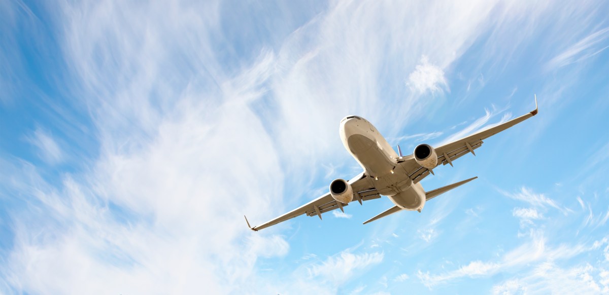 Fragmentos metálicos de un cohete en caída libre cerca de una ruta aérea comercial, captados desde la cabina de un avión