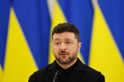 Vladímir Putin y Volodímir Zelenski en una mesa de negociaciones con banderas de Rusia y Ucrania, discutiendo condiciones de seguridad y mediación diplomática