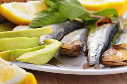 Lata de sardinas en aceite de oliva con limón y tomate, mostrando su alto contenido de Omega-3 y calcio para una dieta saludable