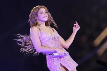 Shakira en el escenario del Las Mujeres Ya No Lloran World Tour, celebrando su récord Guinness con 3,3 millones de entradas vendidas