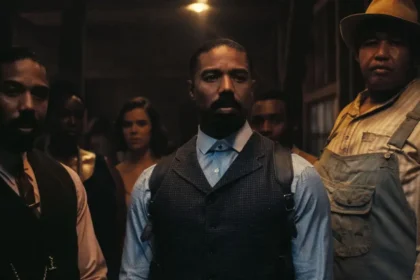 Escena de 'Sinners' con Michael B. Jordan y Wunmi Mosaku en el Misisipi de 1930, explorando un mal ancestral con fotografía de Autumn Durald Arkapaw