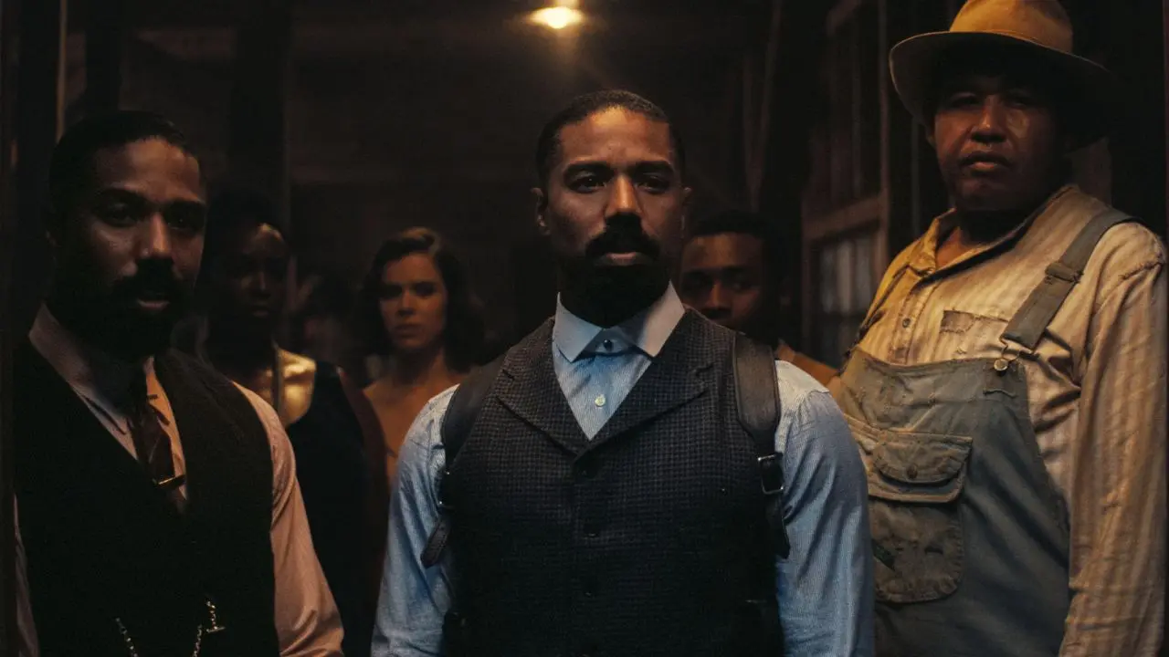 Escena de 'Sinners' con Michael B. Jordan y Wunmi Mosaku en el Misisipi de 1930, explorando un mal ancestral con fotografía de Autumn Durald Arkapaw
