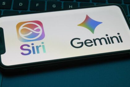 iPhone mostrando la interfaz de Siri mejorada con tecnología de inteligencia artificial Gemini de Google en pantalla