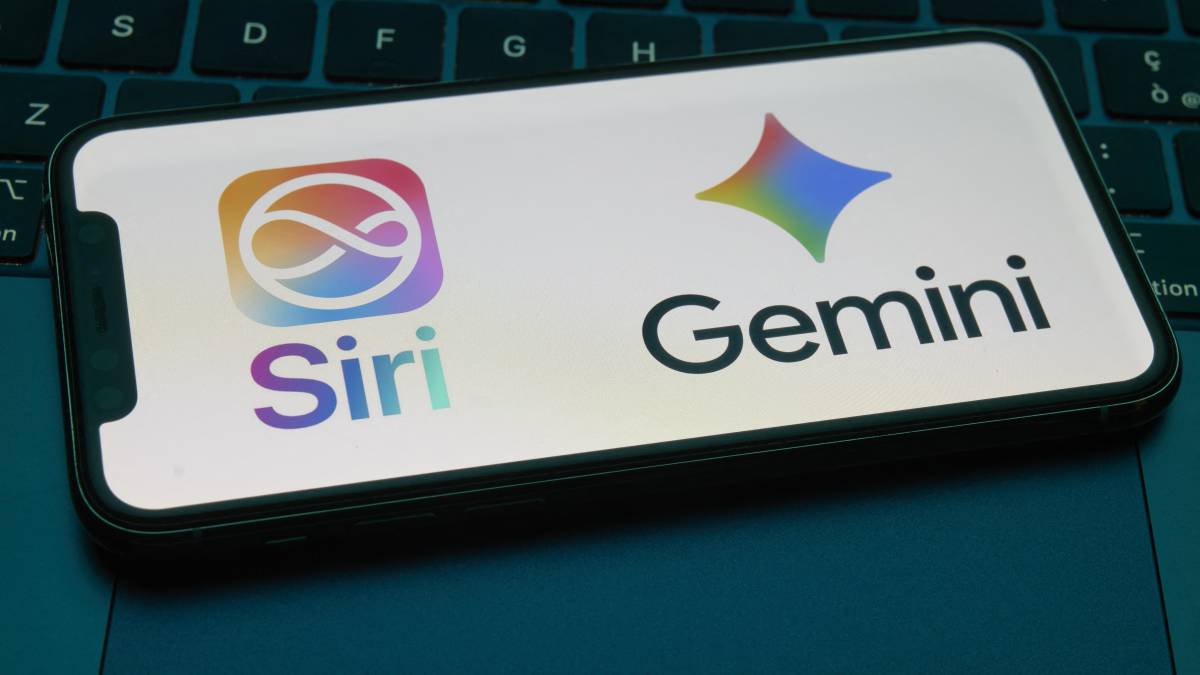 iPhone mostrando la interfaz de Siri mejorada con tecnología de inteligencia artificial Gemini de Google en pantalla