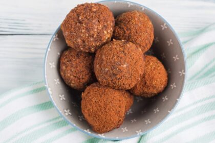 Bolitas de mantequilla de maní y harina de almendras, snack proteico sin horno con 5 g de proteína por unidad