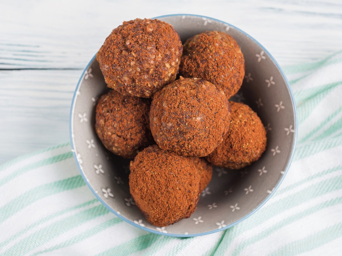 Bolitas de mantequilla de maní y harina de almendras, snack proteico sin horno con 5 g de proteína por unidad