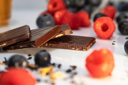 Barra de chocolate con dátiles y menta en empaque verde azulado, lote 025255 retirado por riesgo de Salmonella