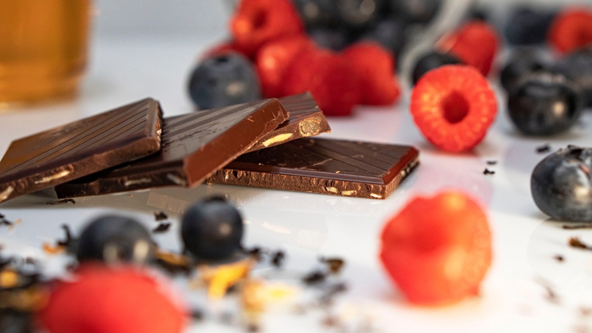 Barra de chocolate con dátiles y menta en empaque verde azulado, lote 025255 retirado por riesgo de Salmonella