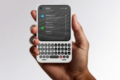 Móvil con teclado QWERTY físico y jack de 3,5 mm mostrando su pantalla AMOLED de 4,03 pulgadas para escritura rápida y productividad