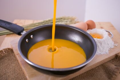 Huevo líquido pasteurizado en recipiente transparente, listo para usar en salsas, postres o batidos sin riesgo de Salmonella