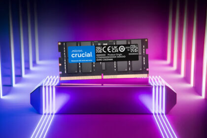 Técnico ajustando módulos de memoria RAM de 12 GB y 16 GB en una fábrica, mostrando la complejidad de producción que limita el suministro