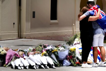 Multitud en Bondi Beach durante la celebración de Janucá antes del ataque antisemita que dejó 15 muertos y decenas de heridos