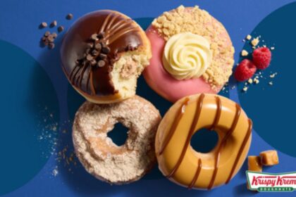 Dona de trufa de chocolate con glaseado brillante y chispas, junto a una dona de caramelo salado con crujiente de galletas graham