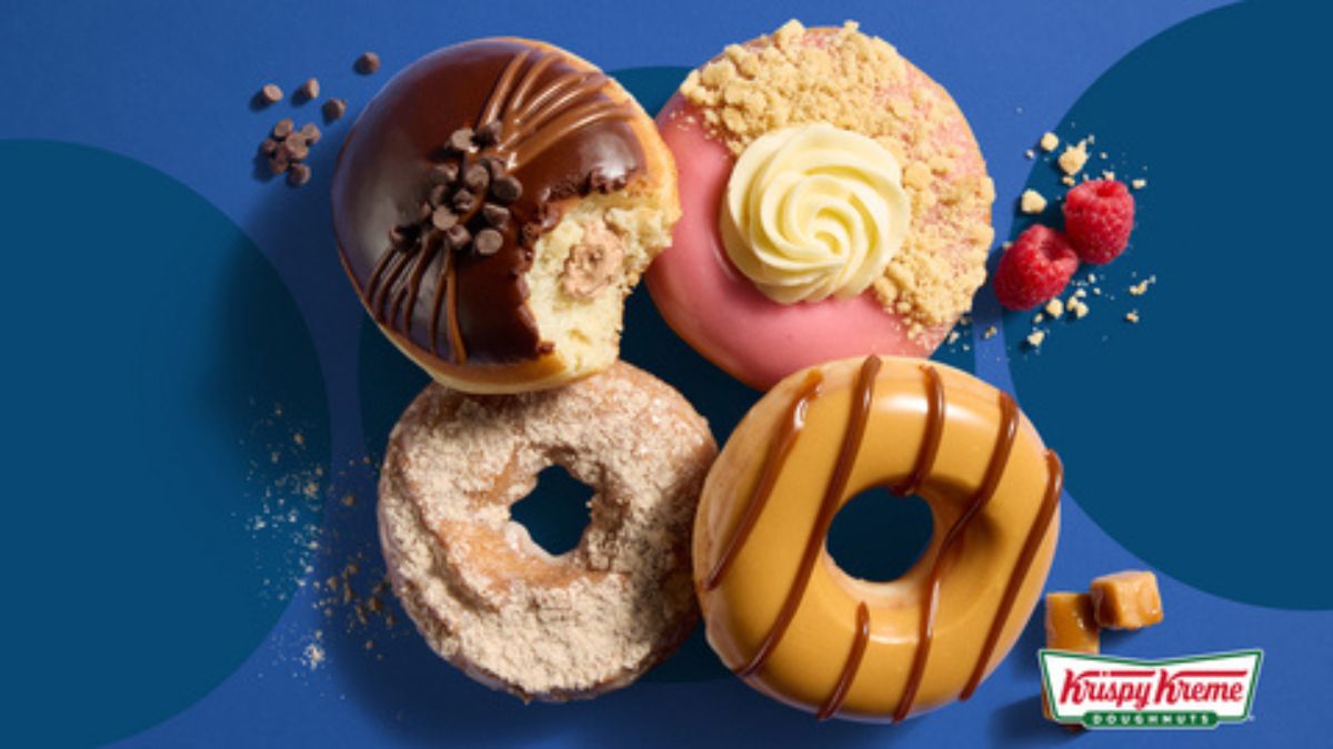 Dona de trufa de chocolate con glaseado brillante y chispas, junto a una dona de caramelo salado con crujiente de galletas graham