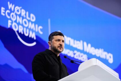 Donald Trump y Volodímir Zelenski en reunión de alto nivel en Davos para negociar un acuerdo de paz en Ucrania con apoyo financiero internacional