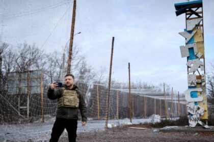 Soldados ucranianos avanzando en Kupiansk con banderas azules, rodeando posiciones rusas en edificios y sótanos durante el contraataque
