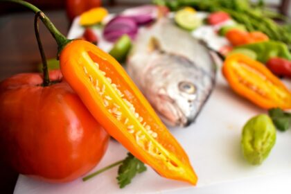 Plato con verduras frescas y pescado al horno, fuente de antioxidantes y Omega-3 para una vida más larga y saludable