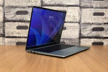 Pantalla de inicio de Windows 11 con el contador de 1000 millones de dispositivos activos, destacando su diseño moderno y velocidad récord