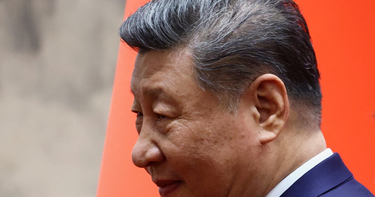 Xi Jinping en un discurso oficial con gráficos de 983.000 sanciones por corrupción en 2023, reflejando el control absoluto del Partido Comunista