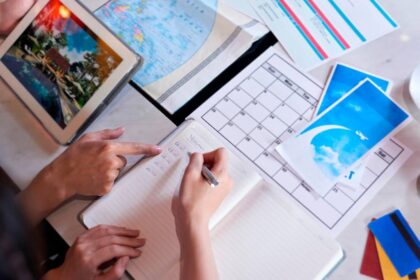 Correo falso de Booking con mensaje urgente sobre reserva, diseñado para instalar malware y robar datos confidenciales