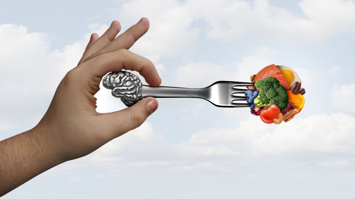 Plato con huevos, sardinas, legumbres y aceite de oliva, alimentos esenciales para mantener un cerebro joven y una memoria fortalecida