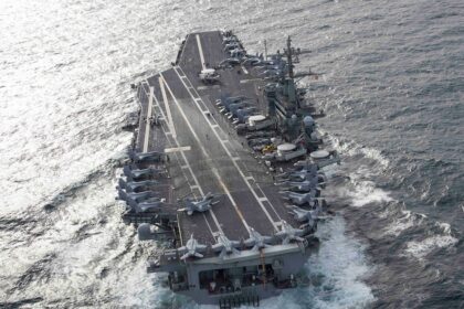 Portaaviones USS Abraham Lincoln y destructores con misiles Tomahawk desplegados en el Golfo Pérsico frente a Irán