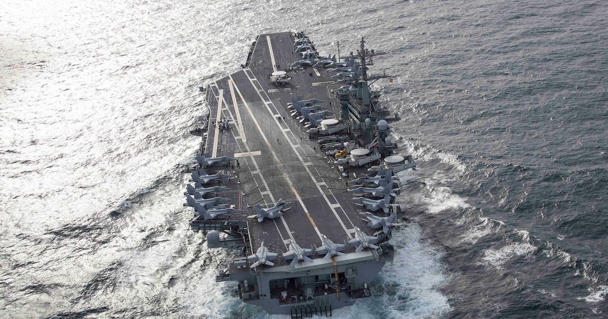 Portaaviones USS Abraham Lincoln y destructores con misiles Tomahawk desplegados en el Golfo Pérsico frente a Irán