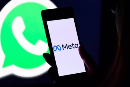 Persona revisando mensajes en WhatsApp con candado digital sobre fondo de código de cifrado Signal para proteger privacidad
