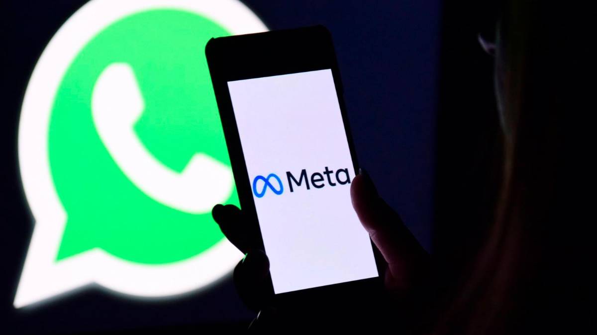 Persona revisando mensajes en WhatsApp con candado digital sobre fondo de código de cifrado Signal para proteger privacidad
