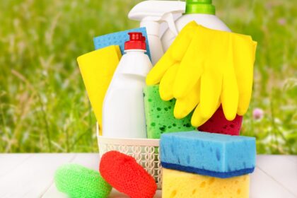 Mujer lavando platos con esponja de fibra de coco y detergente ecológico, sin químicos tóxicos ni microplásticos