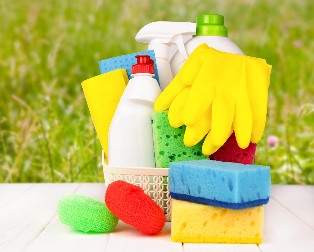 Mujer lavando platos con esponja de fibra de coco y detergente ecológico, sin químicos tóxicos ni microplásticos