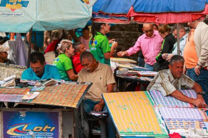 Familia revisando facturas y presupuesto mensual con el nuevo salario mínimo de $2 millones en Colombia, calculando gastos en vivienda y transporte