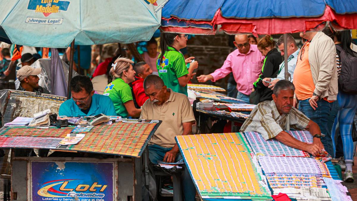 Familia revisando facturas y presupuesto mensual con el nuevo salario mínimo de $2 millones en Colombia, calculando gastos en vivienda y transporte