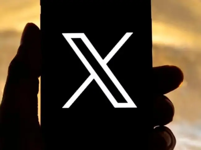 Pantalla de error en la app de X con el mensaje 'No se puede cargar el Inicio' y opciones para solucionar la caída global