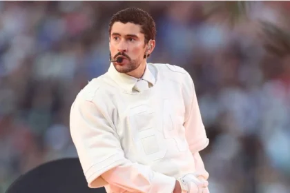 Bad Bunny en el Super Bowl LVIII con traje blanco y balón de fútbol, celebrando la cultura latina con mensajes de identidad y resistencia