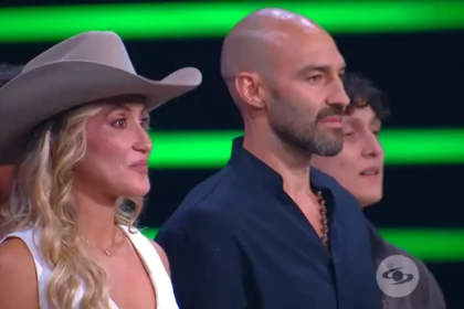 Alana emocionada aceptando una propuesta de matrimonio en vivo durante su audición en el concurso de canto, con jurados y público aplaudiendo