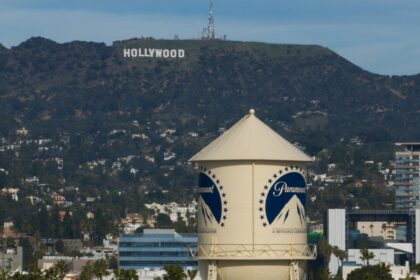 Fusión de Paramount Skydance y Warner Bros. con logos de HBO, DC Comics y franquicias como Harry Potter y Juego de Tronos en fondo corporativo