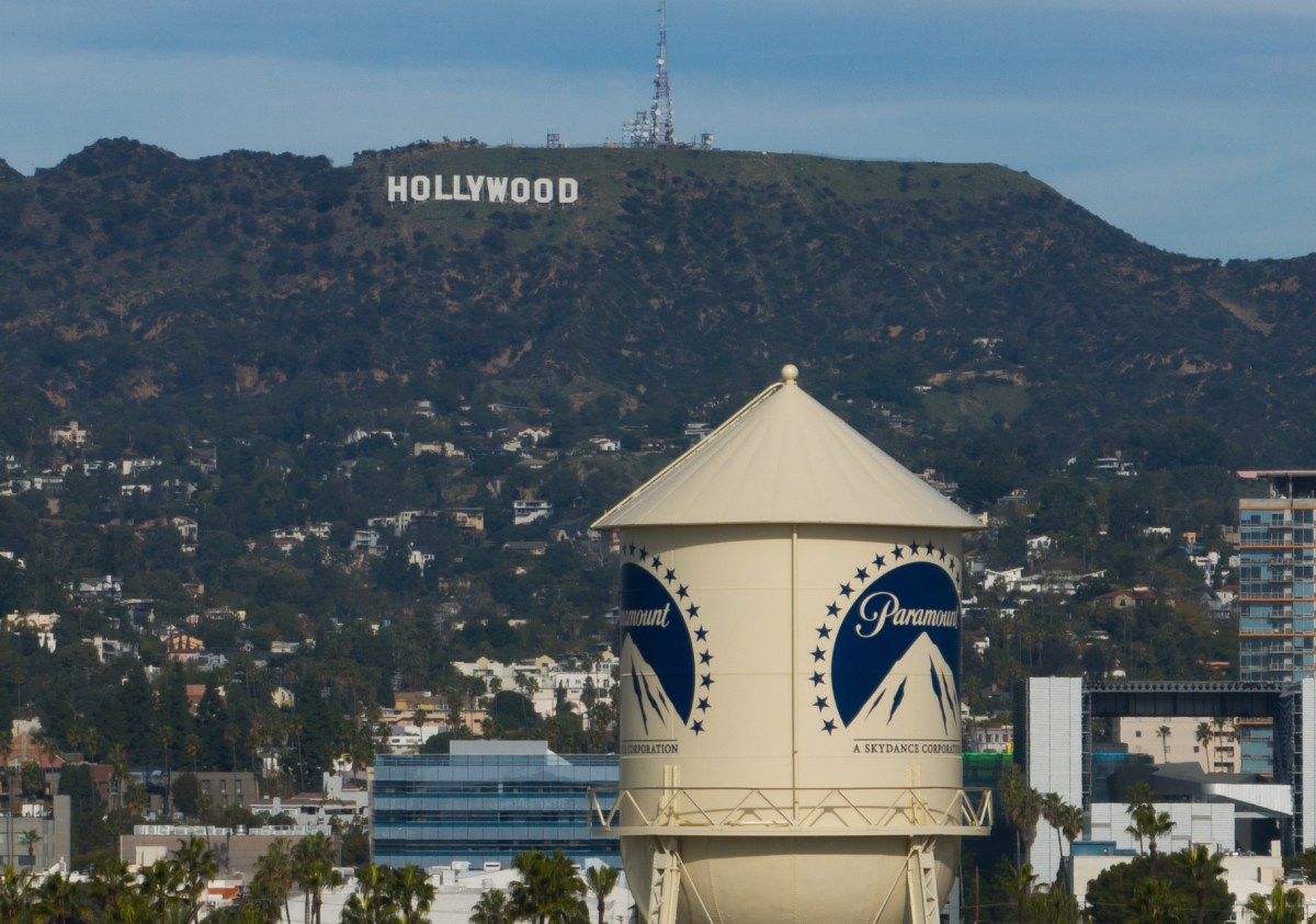 Fusión de Paramount Skydance y Warner Bros. con logos de HBO, DC Comics y franquicias como Harry Potter y Juego de Tronos en fondo corporativo