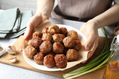 Paquete de albóndigas estilo italiano Bremer con etiqueta EST. 4286B y fecha de vencimiento 30/10/26, retirado por contaminación metálica